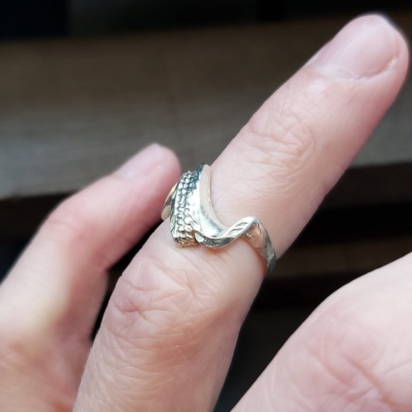 Size 4 925 Sterling Silver Rustic Odd Pattern Petite Ring - Picture 2 of 6